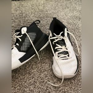 Under Amour used, Basketball shoes